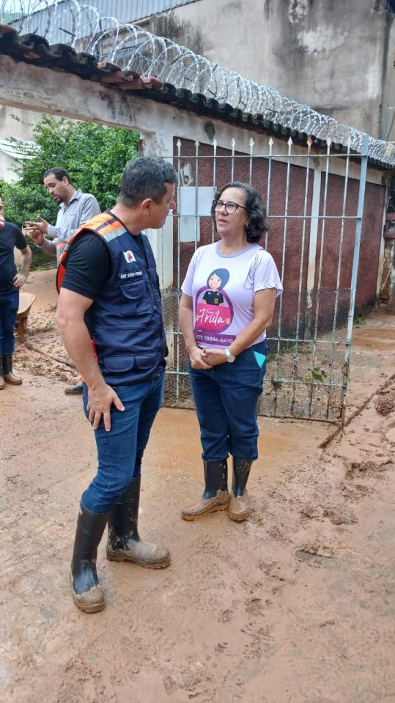Prefeito Vitor Prado e a secretária da Assistência Social, Luciene Silva de Souza, visitaram o local