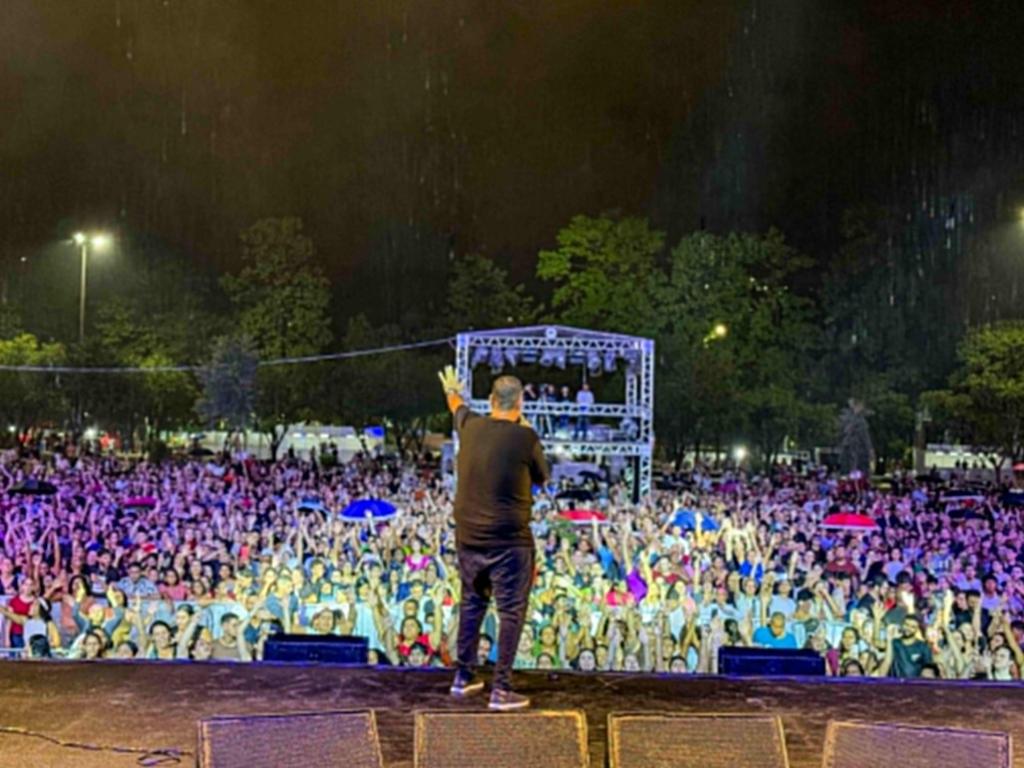 Milhares de pessoas foram ao Parque Ipanema para a noite gospel, com ministrações de diversas bandas cristãs,