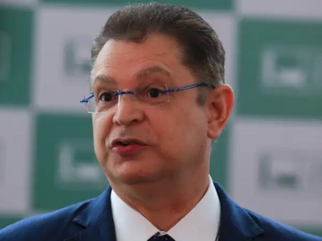 Ministro Flávio Dino determinou que o deputado Sóstenes Cavalcante explique declaração sobre acordo em relação a emendas parlamentares