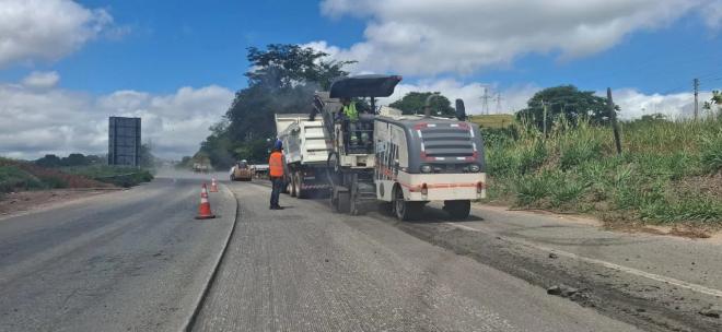 Por causa da intervenção na rodovia, trecho da BR-381 entre Ipatinga e Governador Valadares está com dois pontos de 'pare e siga', bloqueios duram até 30 minutos em cada lado da rodovia 