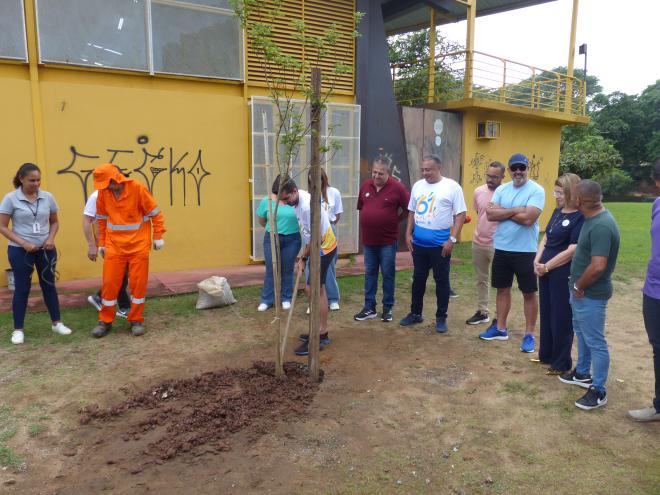 Prefeito de Ipatinga plantou uma árvore em alusão aos 25 anos do Parque da Ciência, localizado no principal cartão-postal da cidade
