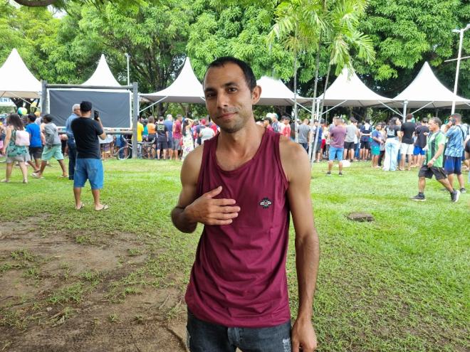 Morador do bairro Veneza II, Sirley Andrade participou da entrega do bolo pela primeira vez 