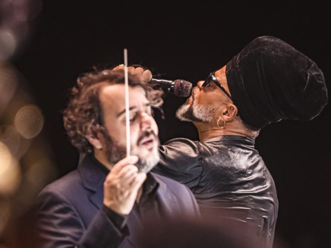 Maestro Rodrigo Toffolo e Carlinhos Brown: música acessível
