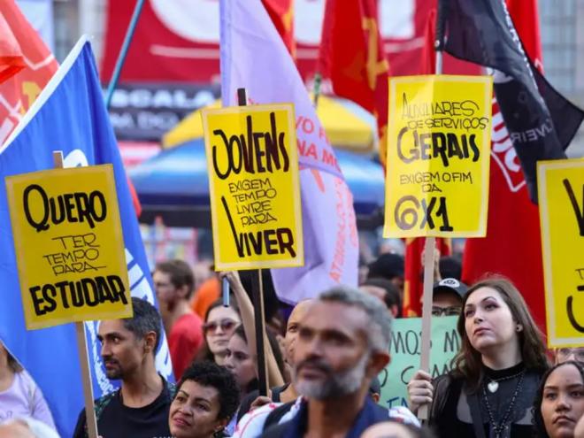 Ato do Dia do Trabalhador pede o fim da escala 6x1 e melhores condições de trabalho e renda, na Cinelândia, no centro da capital fluminense. Foto: Tomaz Silva/Agência Brasil