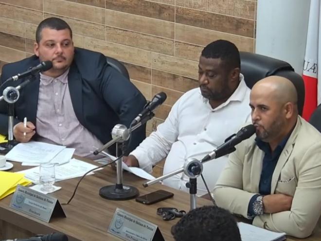 Mesa diretora composta por Tales do Roma (Avante), secretário;  Neném Fuscão (PDT), presidente, e Alessandro Fábio da Silva (Avante)