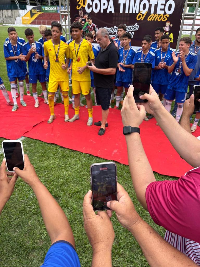 O meia Bruno Mendonça marcou 11 gols e levou, também, o troféu de artilheiro da 30ª Copa Timóteo