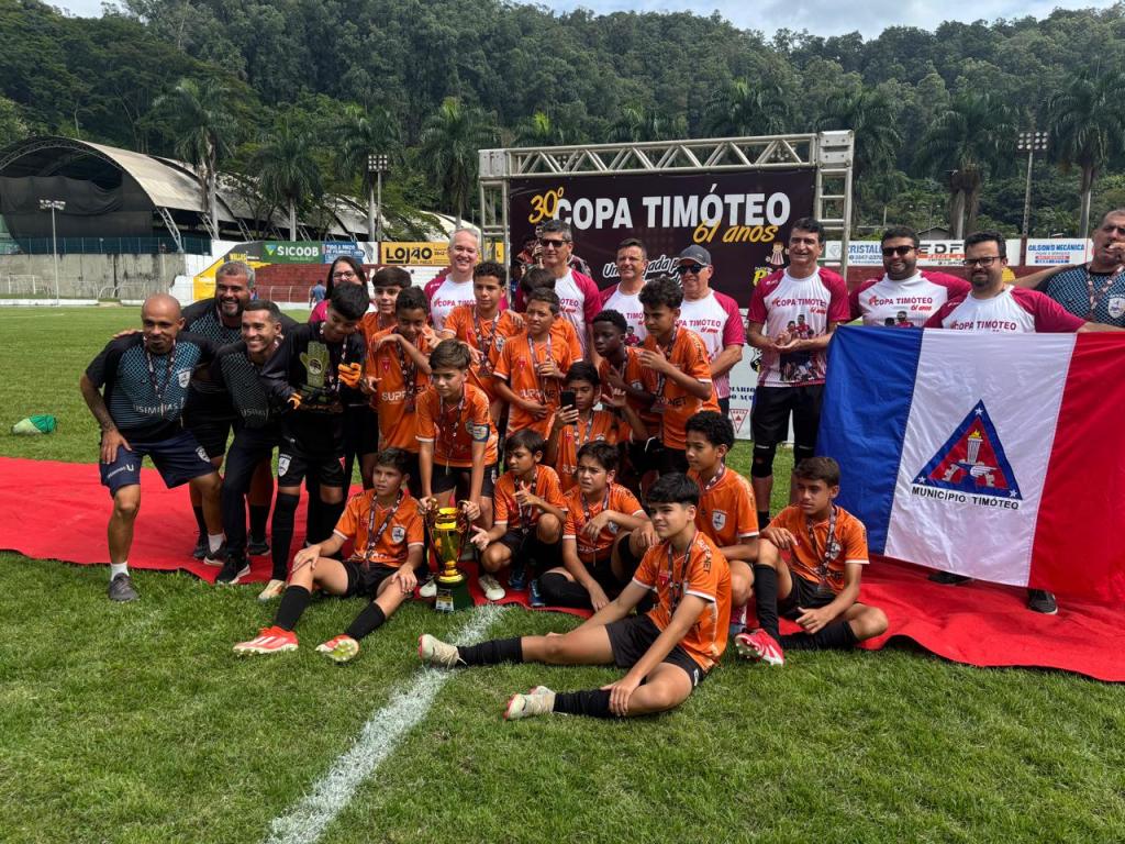 Os jogadores e comissão técnica do RPS fizeram, com justiça, a festa do título da Copa Timóteo na categoria Sub-12