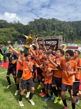 O time com o troféu de campeão do Sub-12: um dos muitos a serem conquistados por uma  geração promissora do RPS