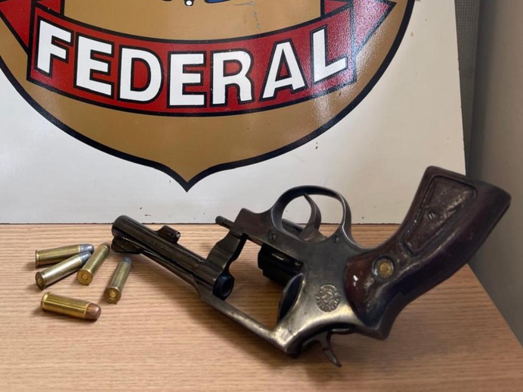 Arma de fogo apreendida com um dos criminosos alvos da operação 