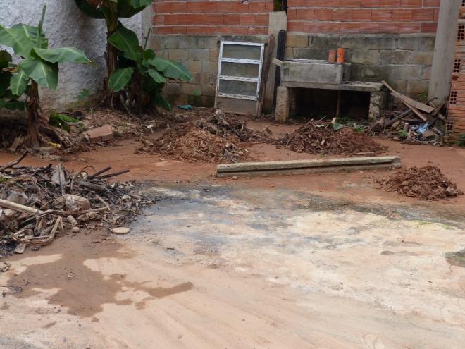 O esgoto que atingiu a casa provocou bastante sujeira, conforme mostrou a moradora 