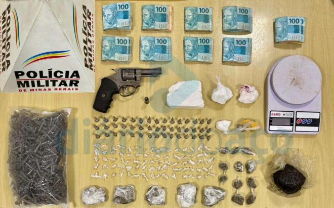 Materais apreendidos na operação que visa desmantelar grupo criminoso envolvido com tráfico de drogas e homicidio no alto do Bethânia, em Ipatinga 