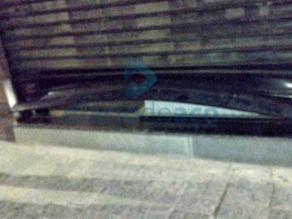 Os autores danificaram a porta de aço, mas não entraram devido o disparo do alarme