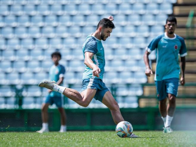 O lateral-direito Ézio aprimora a forma para tentar manter a titularidade no Tigre   