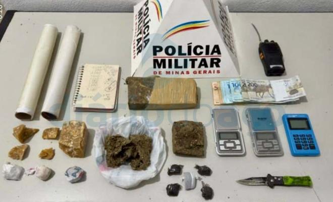 Material apreendido na rua Passos Dourados, no Veneza, onde também foi preso um jovem de 21 anos e um adolescente de 16, acusados de envolvimento com o tráfico 