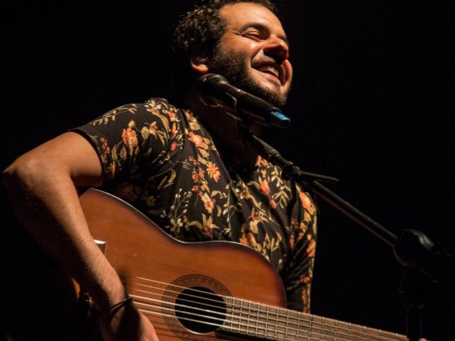 O cantor Renan Scarpati interpreta a obra de Belchior