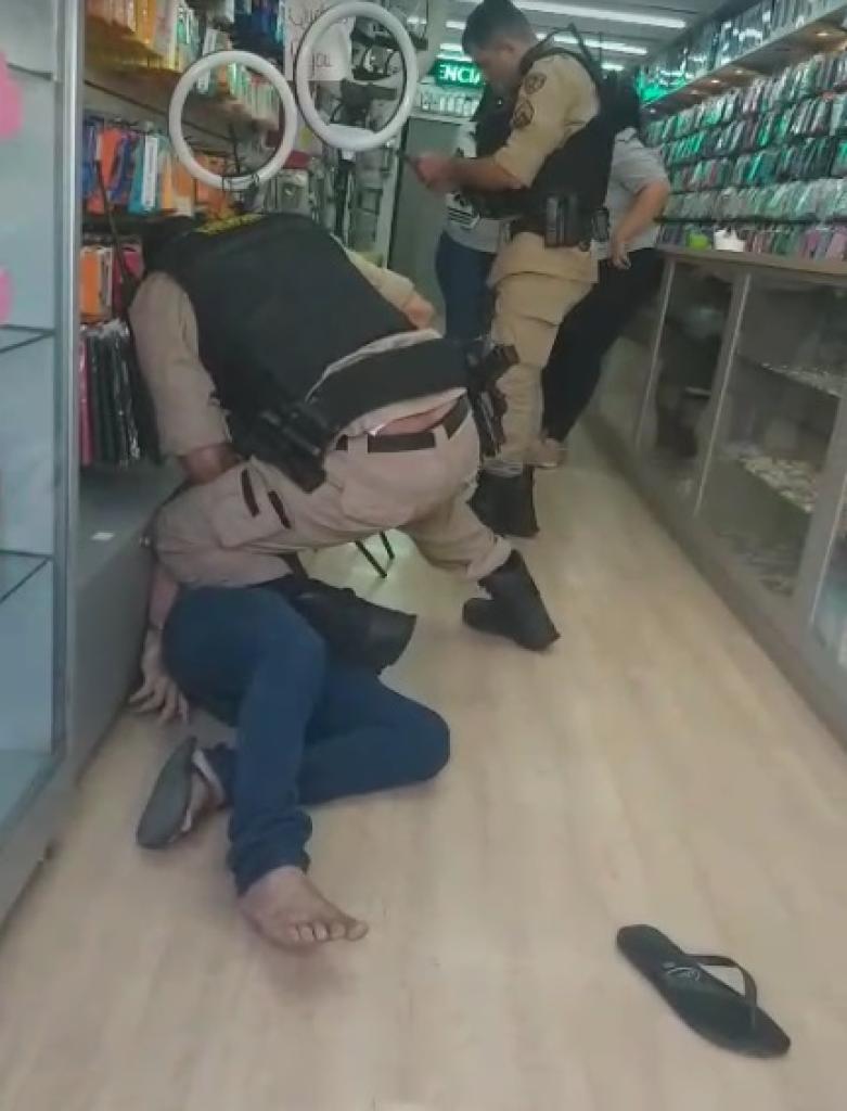 Homem que invadiu loja em aparente surto teve que ser contido à força pelos policiais militares 