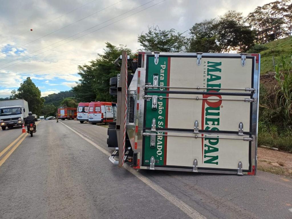 Carreta envolvida no acidente que teve outros dois veículos envolvidos 