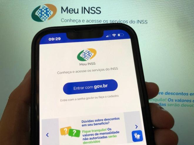 Aposentados e pensionistas afetados receberão mensagens do INSS constando valores e os nomes das entidades 