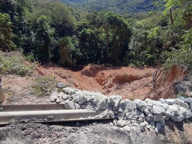 Obra visa corrigir um processo erosivo à margem da pista sentido Coronel Fabriciano