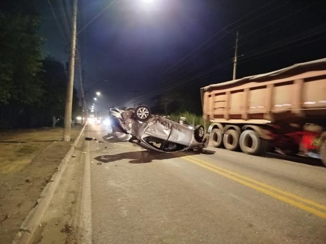Motorita do Nissan Versa afirmou que trafegava no sentido a Ipatinga, quando Chevrolet Classic invaiu a contramão e o atingiu, fazendo com que perdesse o controle da direção e capotasse 