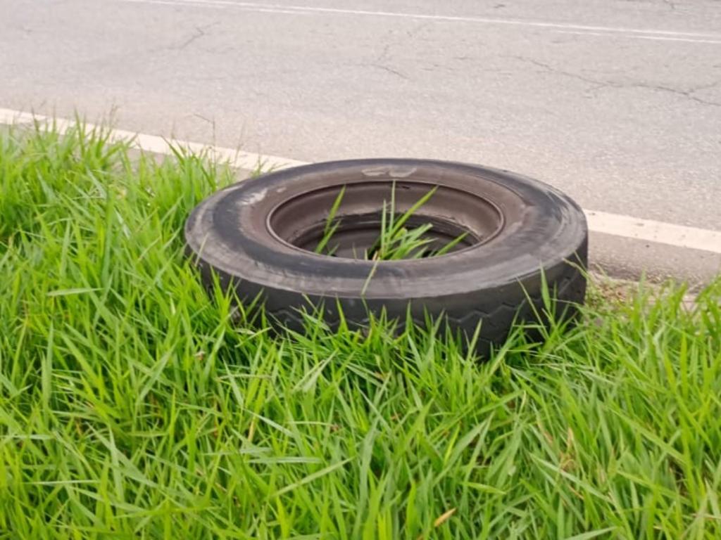 Uma das rodas que se soltou do coletivo da linha 600 