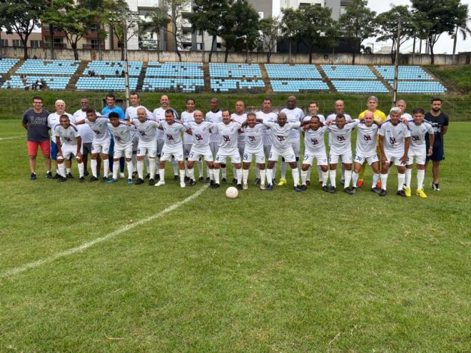 A pose com todos os jogadores da campanha do título invicto do Ipanema