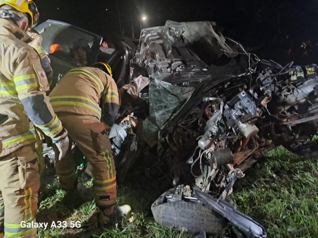 Testemunhas afirmaram que o carro estava em alta velocidade, o motorista perdeu o controle e bateu em uma árvore 