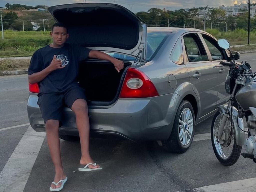 José Aristeu Pinto Júnior, e os amigos que estavam no carro são do bairro Águas Claras, em Santana do Paraíso 