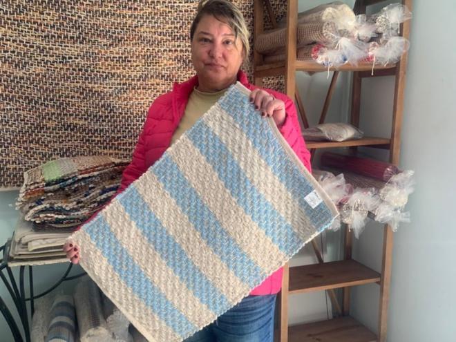 Simara Marques Bernardes, de Muzambinho, produz tapetes