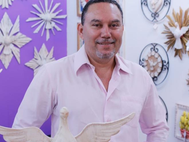 Josias Cardoso dos Santos, de Lagoa da Prata, fabrica e comercializa esculturas de madeira do Divino Espírito Santo