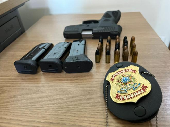 Ao cumprir mandado de busca relativa a falsificação de documento público, policiais encontraram também uma arma irregular e homem foi preso 