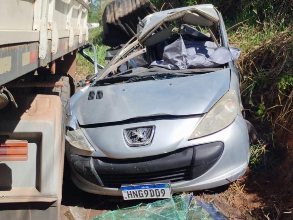 Wilson dirigia esse Peugeot Hoogar, perdeu o controle e bateu em dois caminhões/carretas 