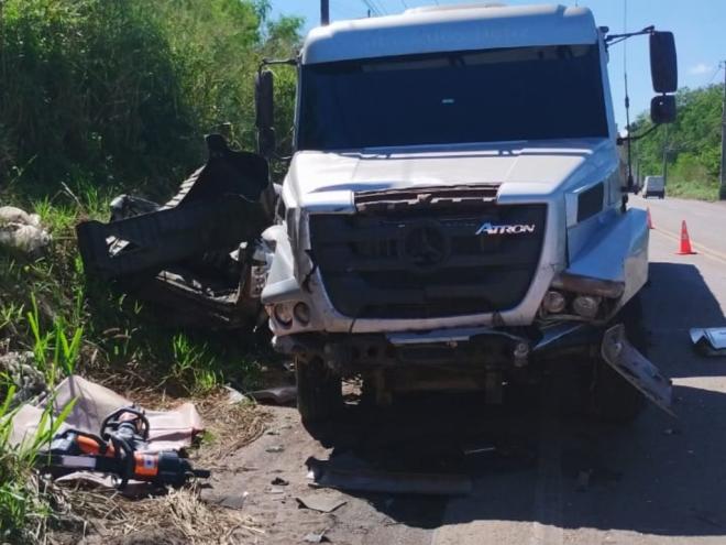 Caminhoneiro viu o carro bater em carreta e rodar na pista, afirma que tentou tirar o máximo da pista, mas não teve tempo 