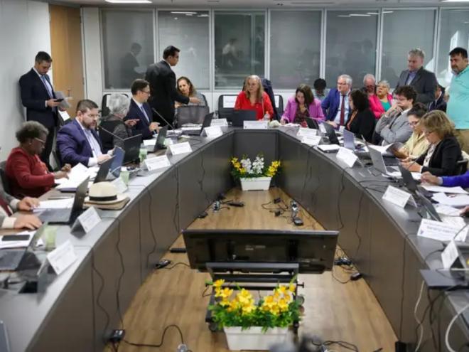 A Comissão de Anistia, do Ministério dos Direitos Humanos e da Cidadania (MDHC), presidida por Ana Maria Lima de Oliveira, realiza sessão para análise de 96 requerimentos de anistia, entre eles, o da ex-presidente da República Dilma Rousseff