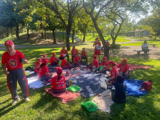 Momento de recreação com os participantes do programa, no Parque Ipanema 