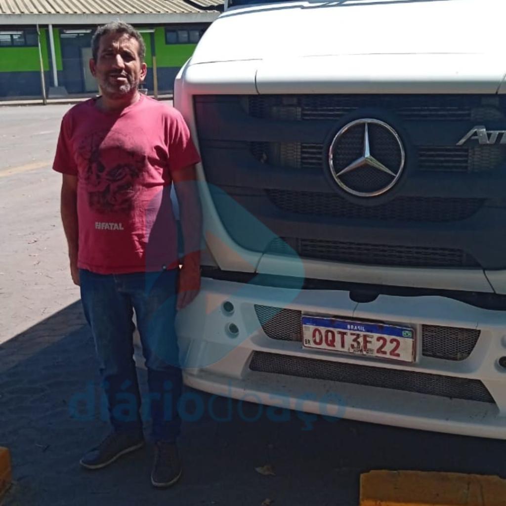 Marcelo ao lado de seu caminhão