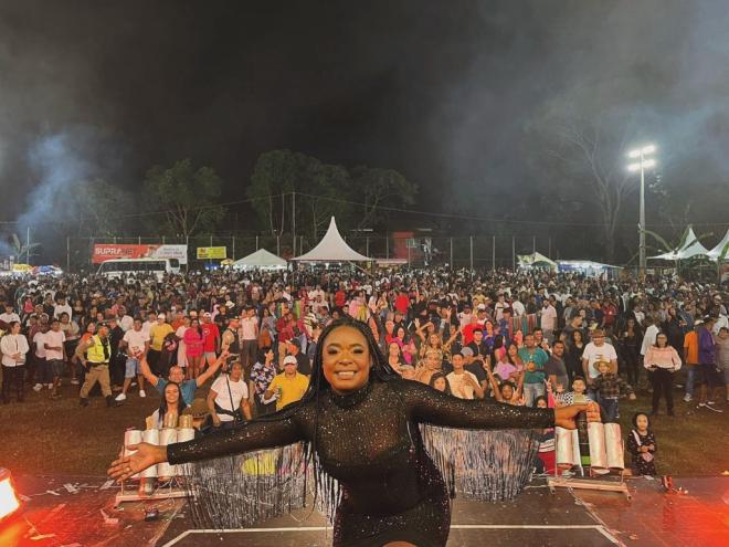A artista de Ipatinga, que vive hoje entre Brasília e Goiânia, lançou seu primeiro DVD em 2024