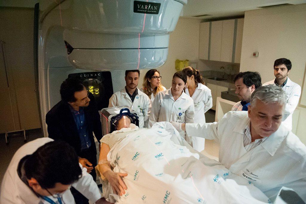 O procedimento de alta complexidade mobilizou dezenas de profissionais do hospital, incluindo médicos especialistas como radio-oncologista, físico médico, neurocirurgião e oncologistas