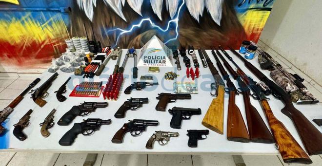 Abordagem começou no estacionamento de supermercado em Ipatinga e resultou na apreensão deste armamento em Entre Folhas 