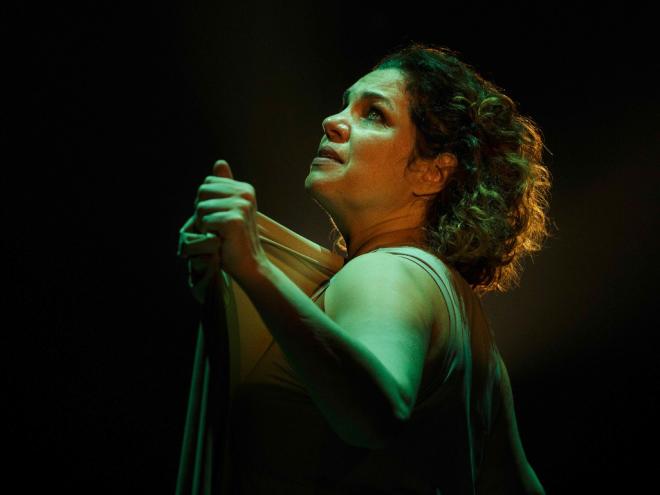 A atriz Isabel Teixeira estrela o monólogo e se apresenta pela primeira vez na região