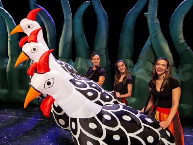 Bonecos, música e coreografia dão o tom da apresentação