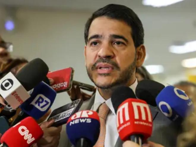 Advogado-geral da União visitou agência dos Correios para acompanhar consultas de aposentados e pensionistas do INSS