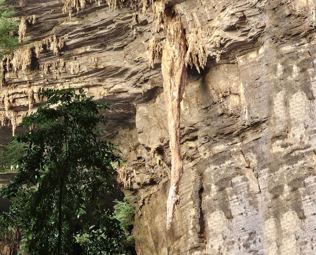 A Perna da Bailarina é considerada a maior estalactite do mundo, com 28 metros