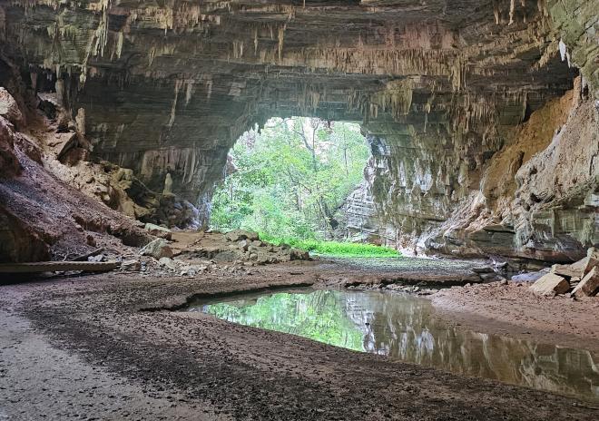 O rio Peruaçu, cuja força esculpiu as cavernas há milhares de anos, agora é um pequeno ribeirão que ainda corre no interior das lapas 