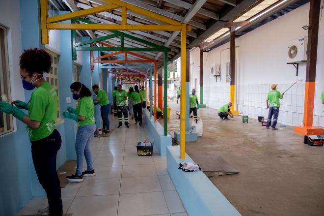 A iniciativa promovida pela Techint apoiou a Escola 7 de Outubro com a ajuda de dezenas de voluntários