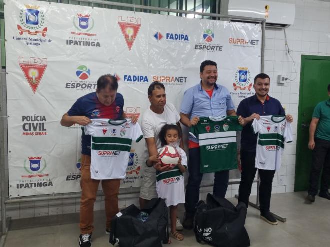Conforme a entidade, para as categorias Sub-10 e Sub-12 foram entregues 70 kits com uniformes e bola