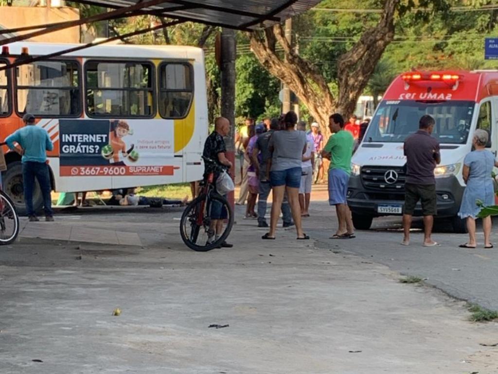 Acidente envolveu um ônibus da linha urbana e uma motocicleta usada em serviço de mototáxi