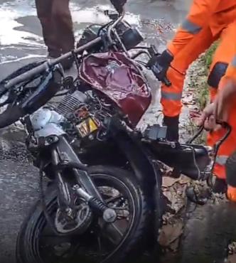 A motocicleta, completamente esmagada, foi removida debaixo do ônibus pelos bombeiros militares 