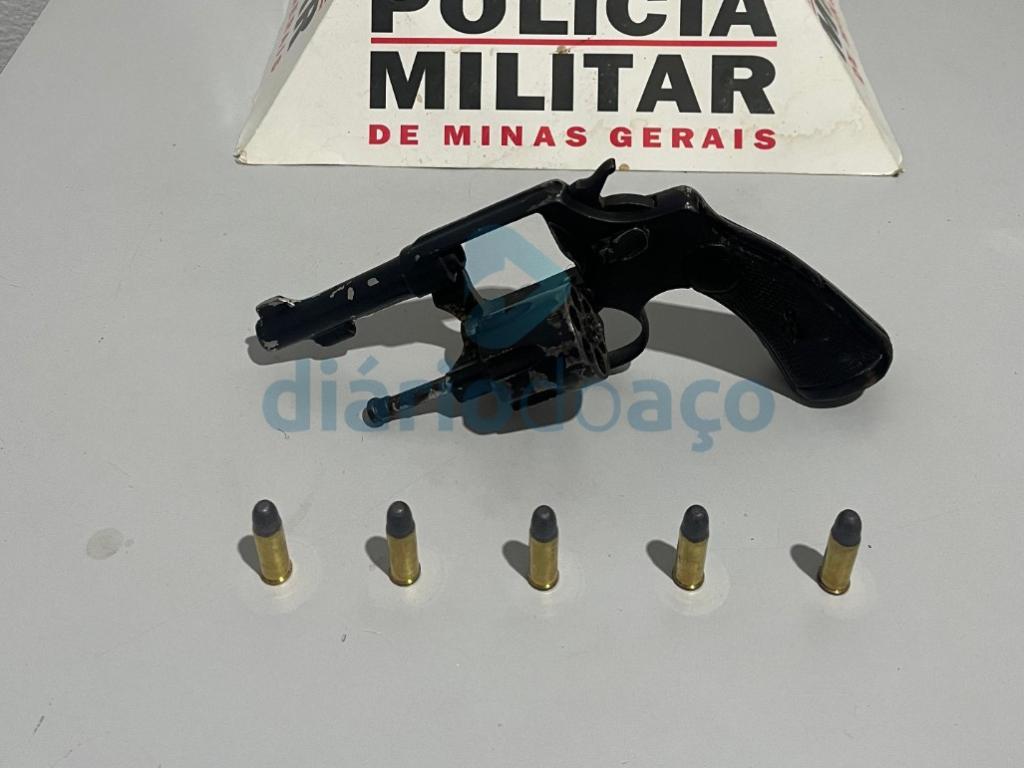 Trio foi abordado em carro em Iapu e acabou preso por posse ilegal de arma de fogo, motorista ainda vai responder por embriaguez ao volante 