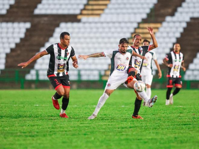 O atacante João Tavares e seus companheiros treinam esta semana para tentarem a vaga antecipada na próxima segunda-feira    